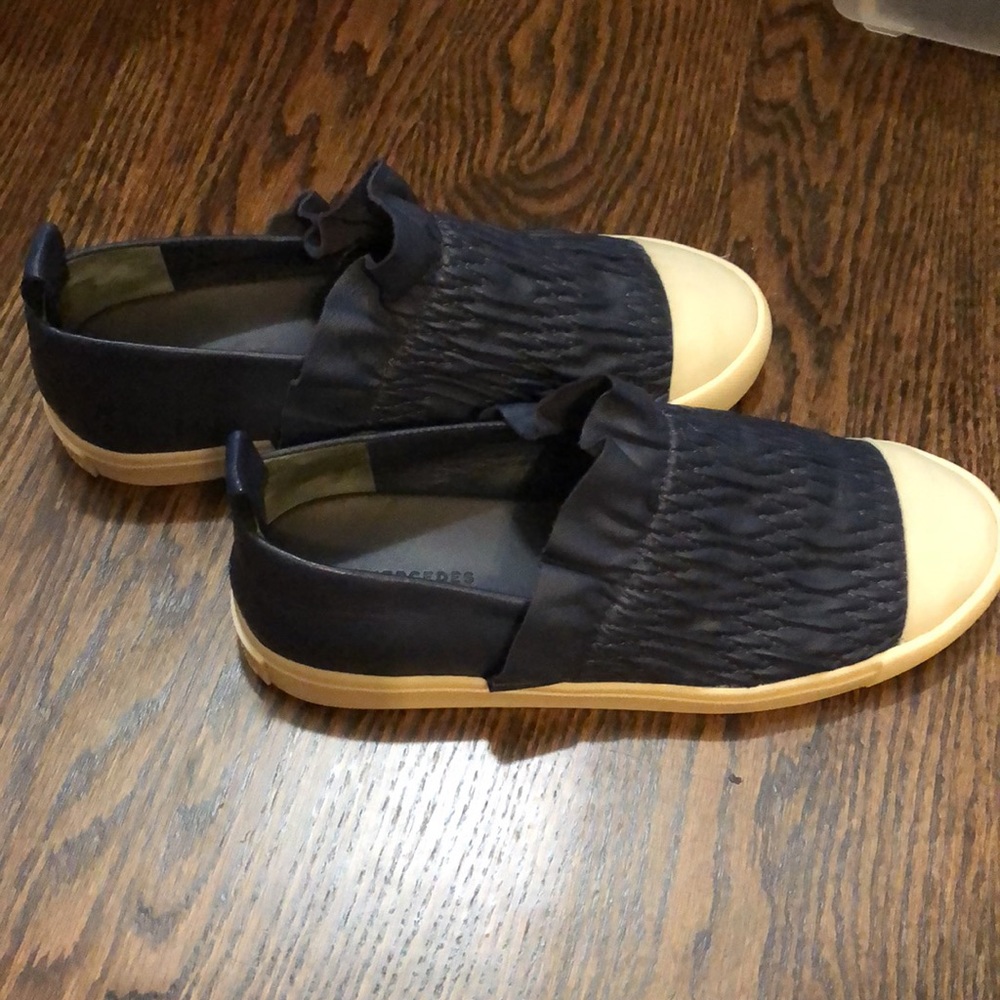 MERCEDES CASTILLO navy ruffle slip on Antoinette-size US7 /37 EU - Picture 3 of 10